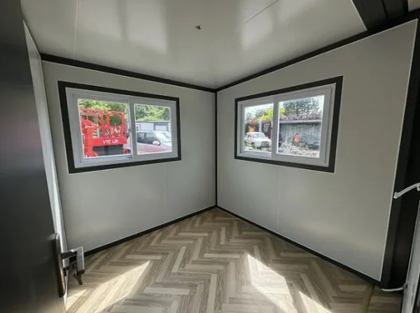 Tiny House avec Deux Chambres et Cuisine 2024 – Image 4