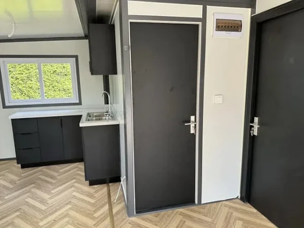 Tiny House avec Deux Chambres et Cuisine 2024 – Image 14