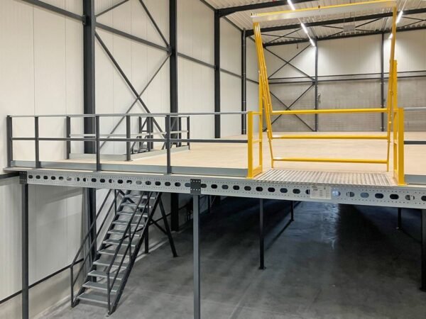 Plateforme de stockage 7x7m, capacité de charge 500 kg/m², avec escaliers, garde-corps et point de transfert – Image 6