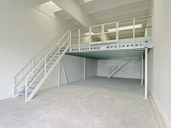 Plateforme de stockage 7x7m, capacité de charge 500 kg/m², avec escaliers, garde-corps et point de transfert – Image 4