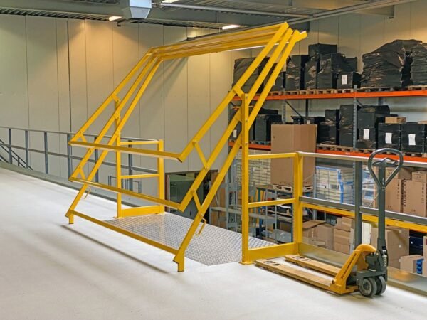 Plateforme de stockage 7x7m, capacité de charge 500 kg/m², avec escaliers, garde-corps et point de transfert – Image 3